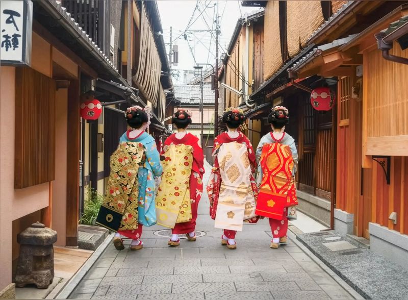 Geisha in traditional dress in Gion